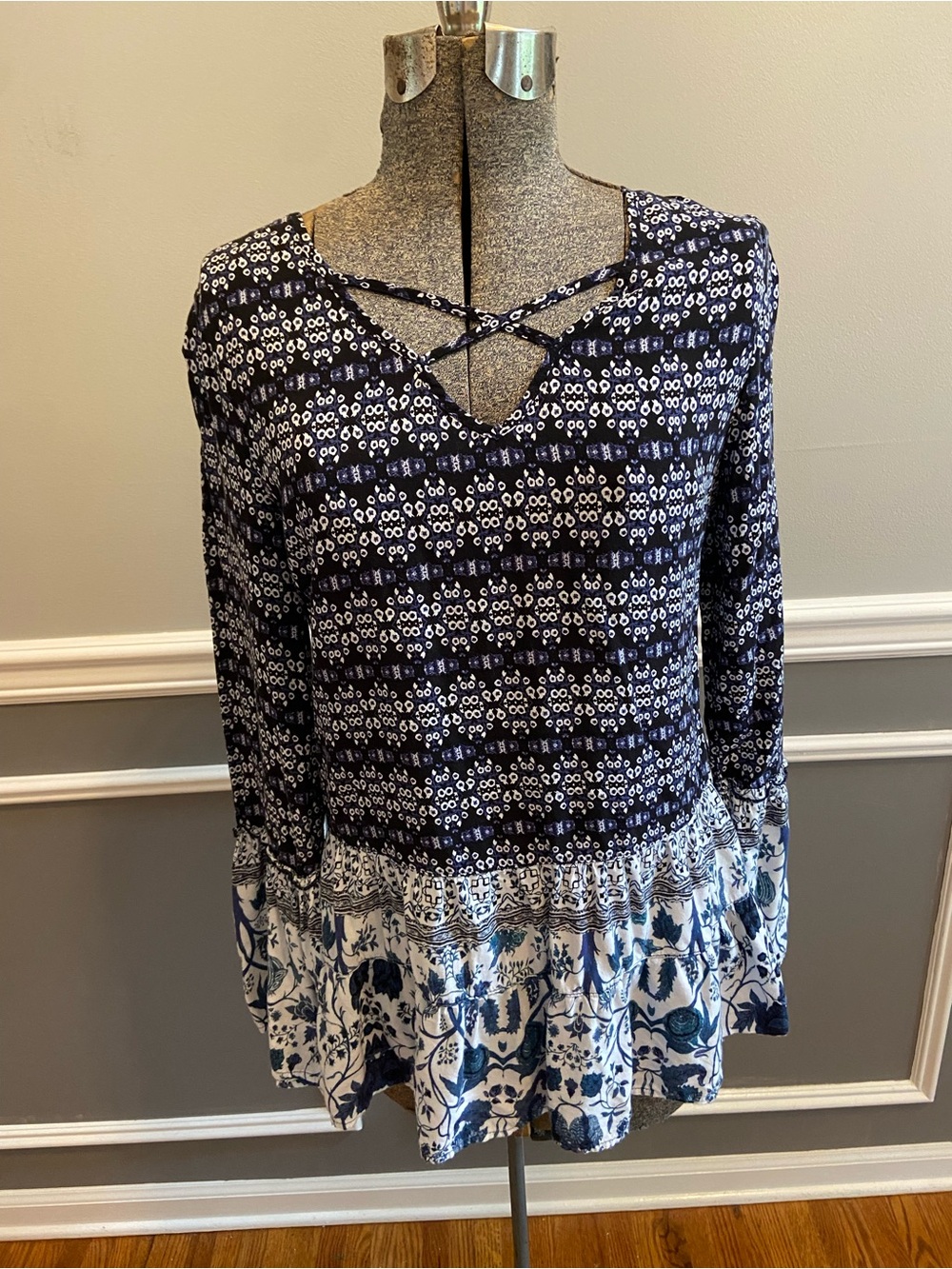 Tunic Blouse Women’s Size Small Black White Blue Peplum Waist Bell Wrists